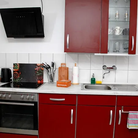 Individual - Zentrale, Ruhige In Innenstadt - Kueche, Parkplatz, Terrasse, Smarttv, Netflix Appartement *