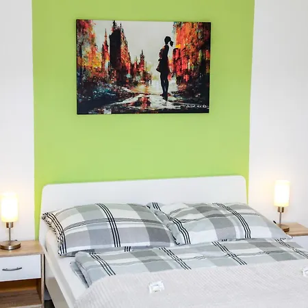 Individual - Zentrale, Ruhige In Innenstadt - Kueche, Parkplatz, Terrasse, Smarttv, Netflix Apartment Bitburg