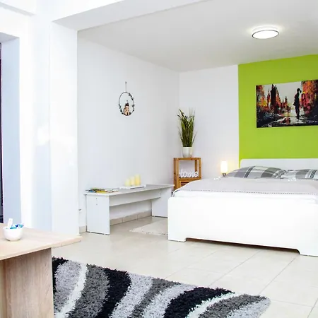Individual - Zentrale, Ruhige In Innenstadt - Kueche, Parkplatz, Terrasse, Smarttv, Netflix *