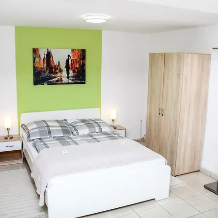 Apartment Individual - Zentrale, Ruhige In Innenstadt - Kueche, Parkplatz, Terrasse, Smarttv, Netflix *