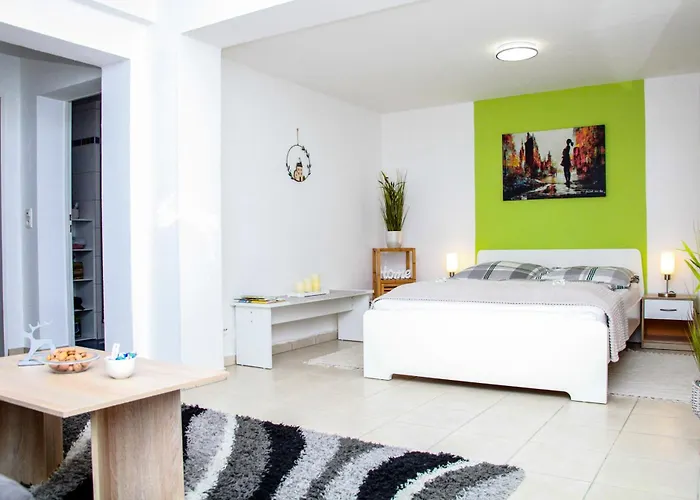 Individual - Zentrale, Ruhige In Innenstadt - Kueche, Parkplatz, Terrasse, Smarttv, Netflix *